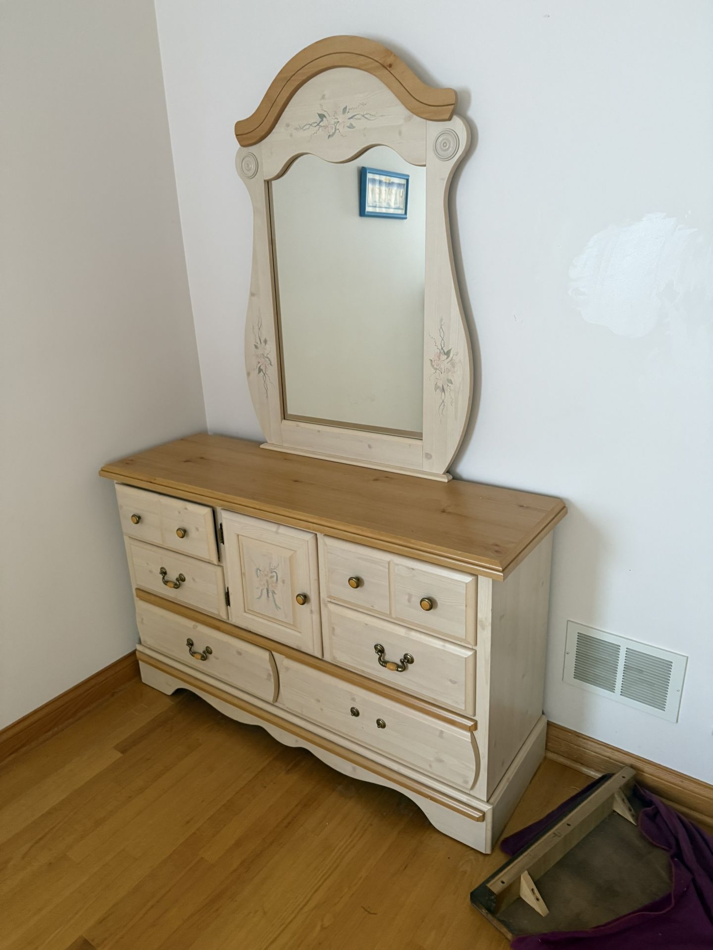 Cream Dresser with Mirror – Vintage Cottage Style (Missing Handle)