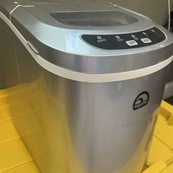 Igloo Icemaker - Used Once - Excellent Condition. 