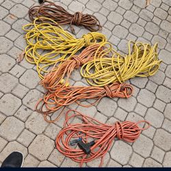 5 Extensión Cords In Good Condition 