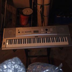 Yamaha Portable Grand DGX-230