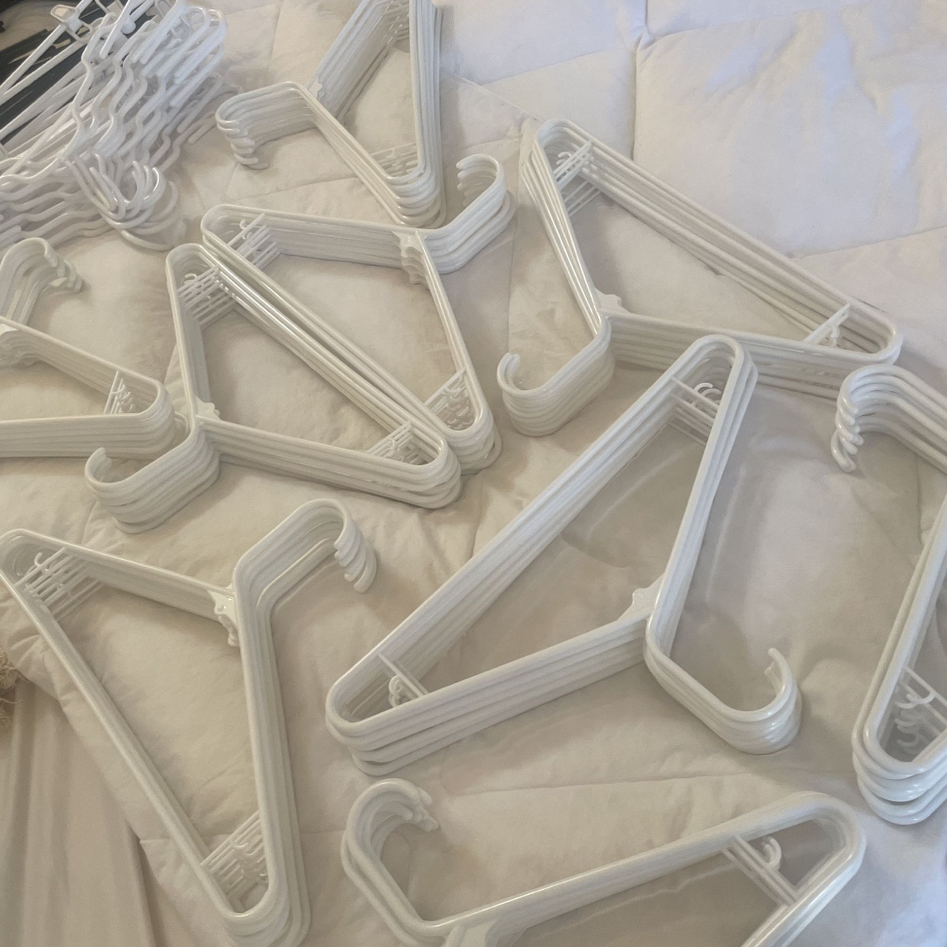 100 White Hangers 