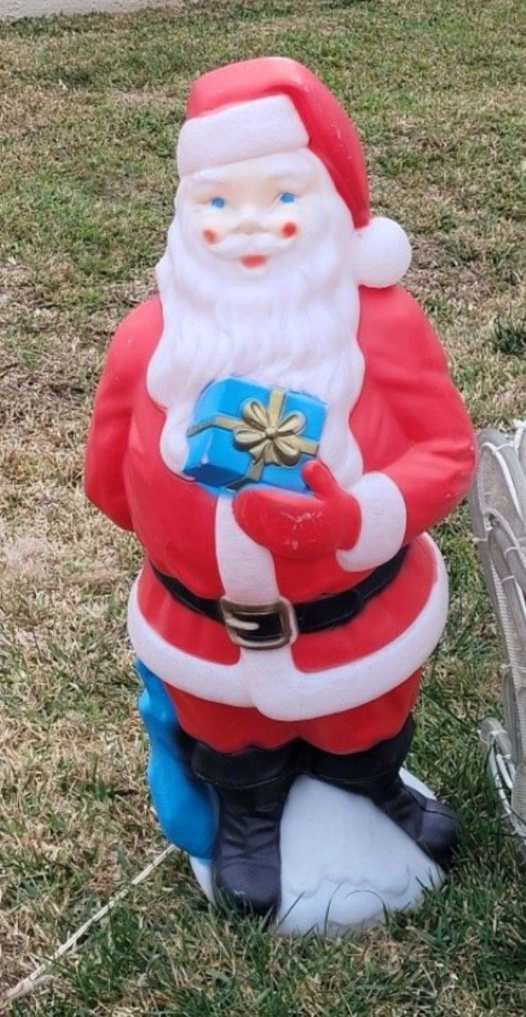 Christmas Holiday 🎄 Outdoor Yard Decoration, Lighted Santa Claus, Includes Light Cords, Santa Claus Holding Gift, Indoor and Outdoor, Good Condition.