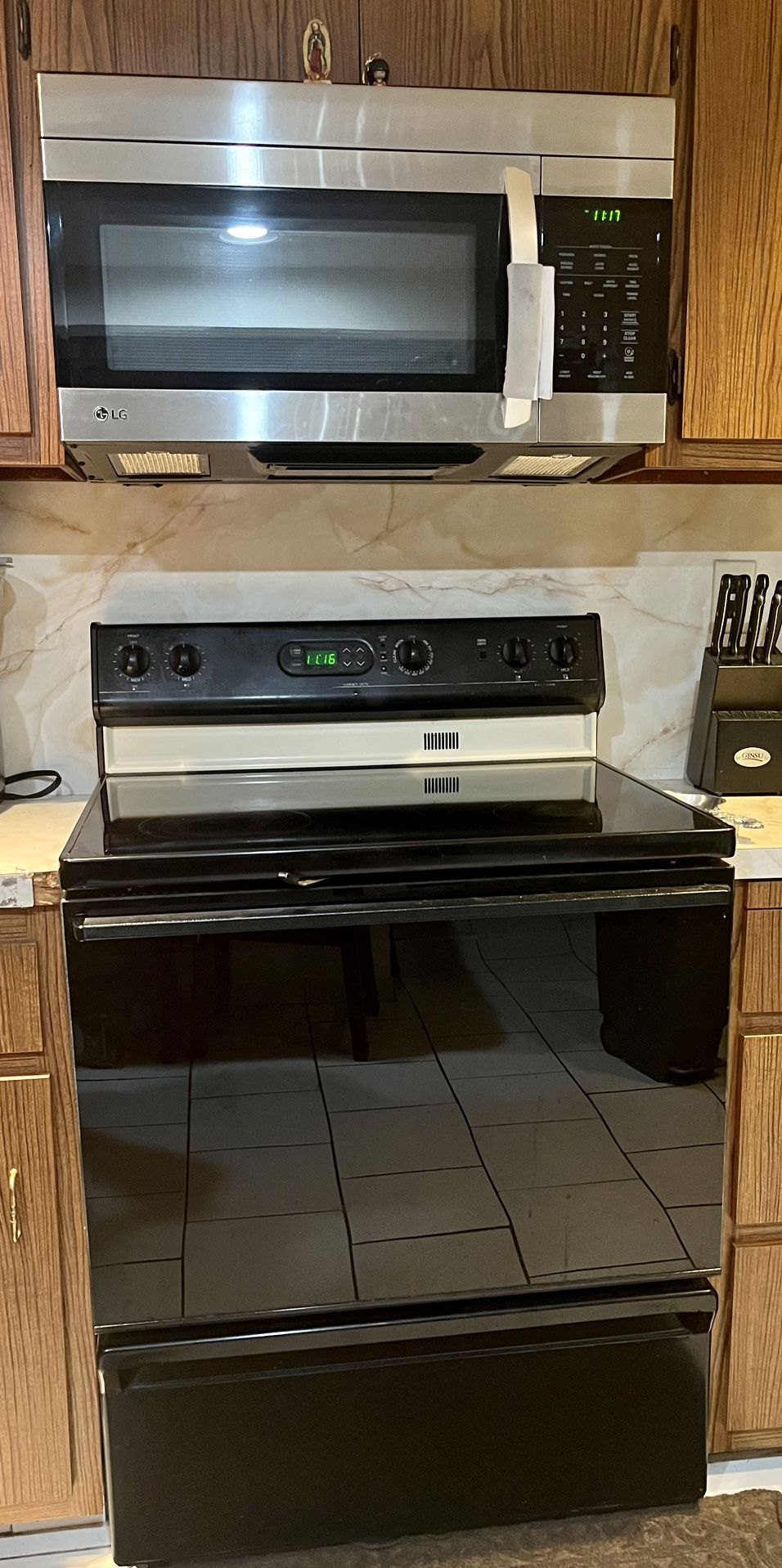 Electric 30" Stove Oven In Excellent Condition