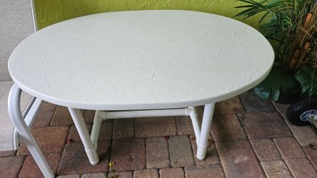 White  Oval Outdoor Patio Table.        
Mesa ovalada blanca para patio.