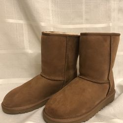 Girls Classic Short Ugg Boots like new size 4 chestnut brown