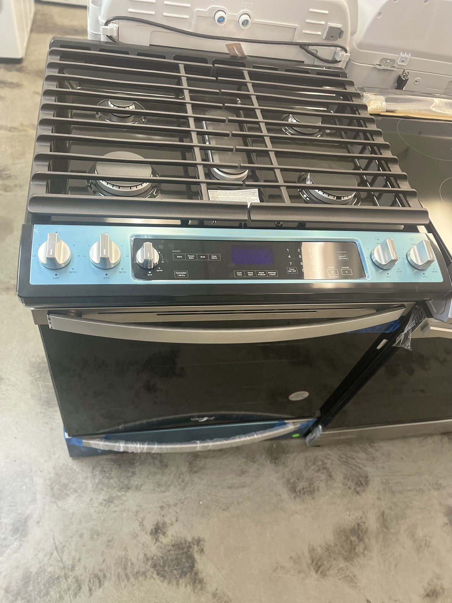 NEW WHIRLPOOL GAS RANGE WITH AIR FRYER 