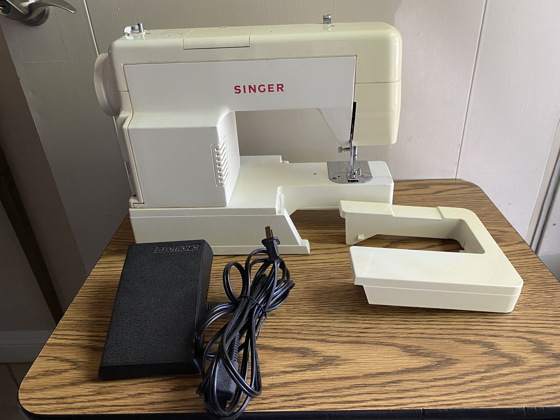 Singer Simple Sewing Machine for Sale in Spanaway, WA - OfferUp