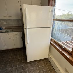 Used- Refrigerator (FRIGIDAIRE)