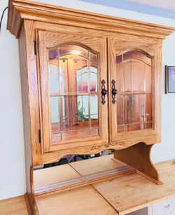 SOLID OAK HUTCH TOP w/ LEADED GLASS DOORS GLASS SHELVES MIRRORED BACK PLATE RAIL TOUCH SENSOR INSIDE LIGHT BRASS HARDWARE SUPER CLEAN GENTLY USED