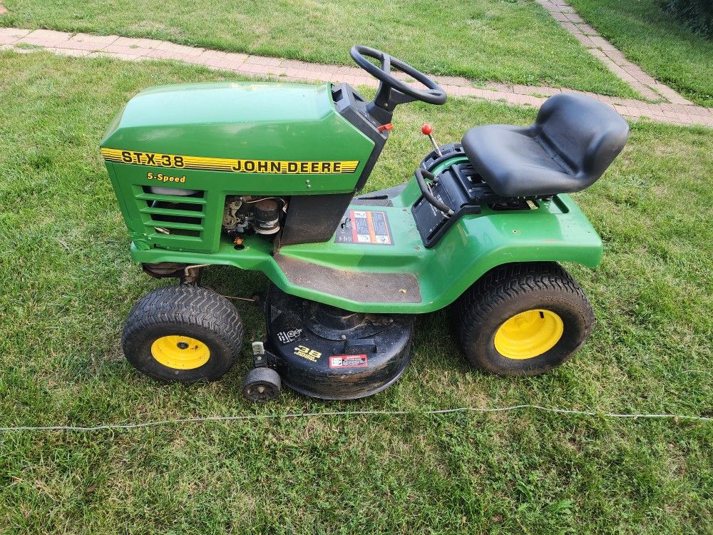 JOHN DEERE STX38 LAWN TRACTOR