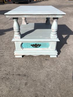 Shabby chic side table ! Very pretty 🔥 $50