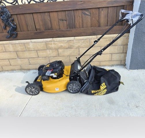Dewalt 21-in 2-in-1 Gas Self Propelled Walk Behind Lawn Mower