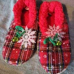 Women's Christmas Snoozies Slippers...size Medium 