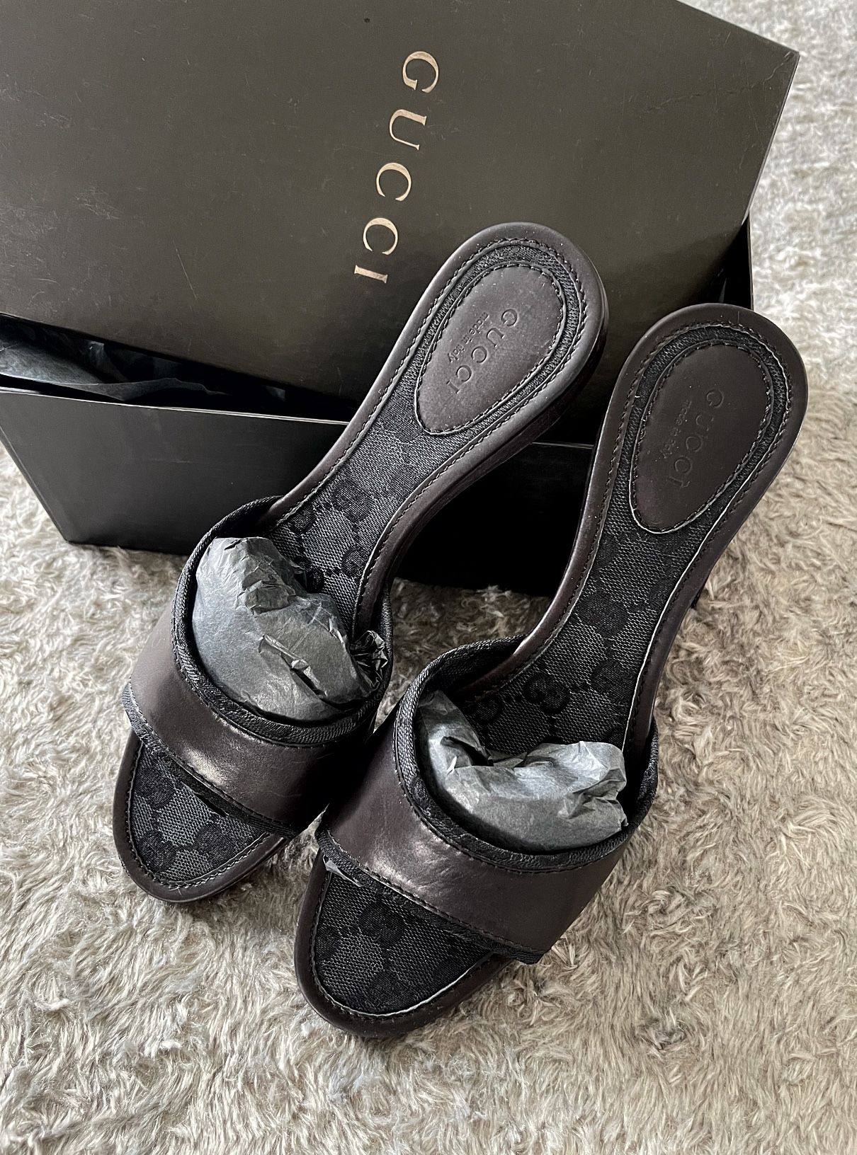 Women’s Gucci sandals GG size 9 retail $275 with box Great condition wooden with leather and classic logo. Style Pelle S. Gomma 100% authentic