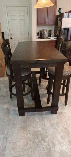 Dining Table with 6 stools