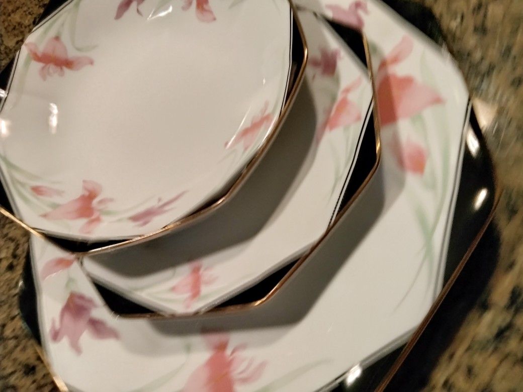 China Dish Set Service For 8:00 Perfect Never Been Used Plus Cream And Sugar And Extra Serving Bowls