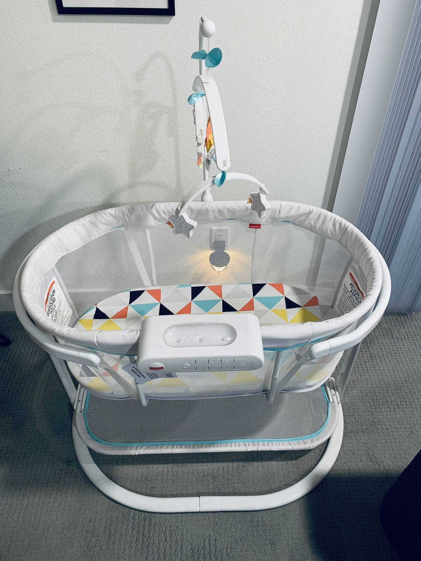 👶 For Sale: Pre-Owned Fisher-Price Soothing Motionsf Bassinet - Windmill