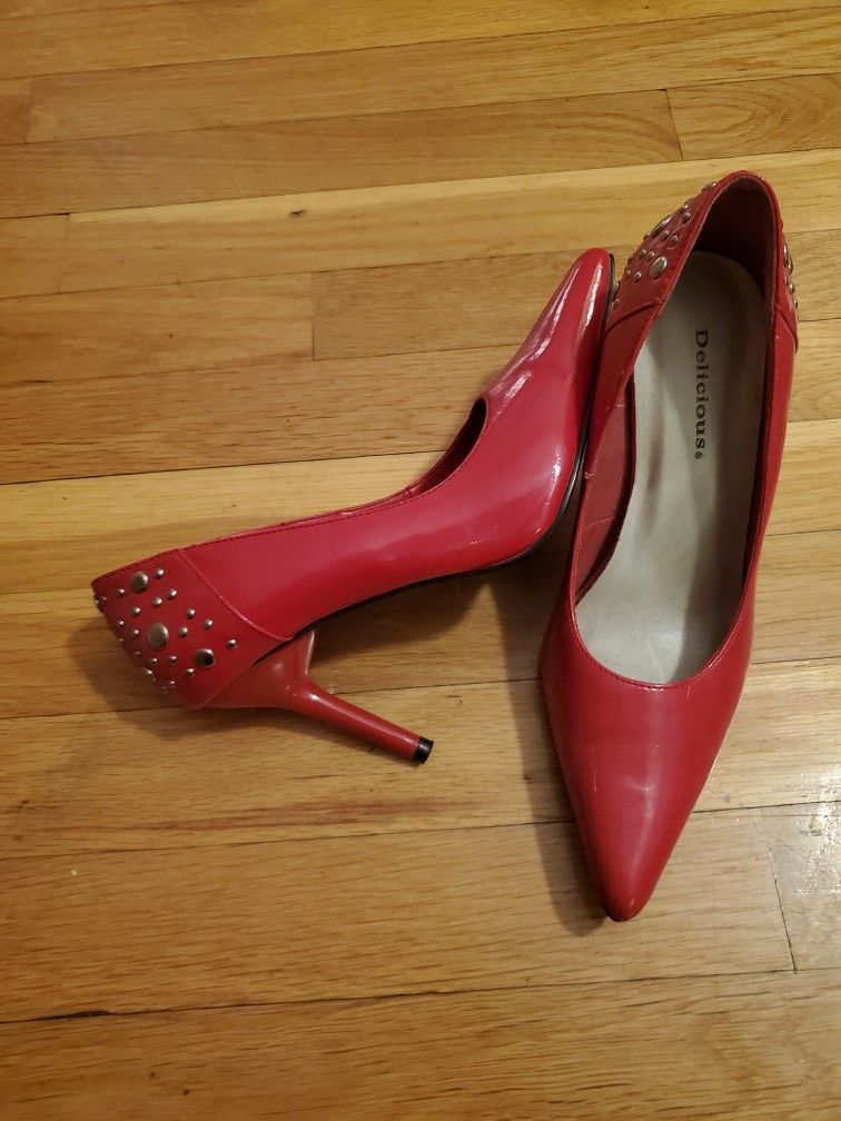 DELICIOUS RED PATENT LEATHER STUDDED STILETTO PUMPS