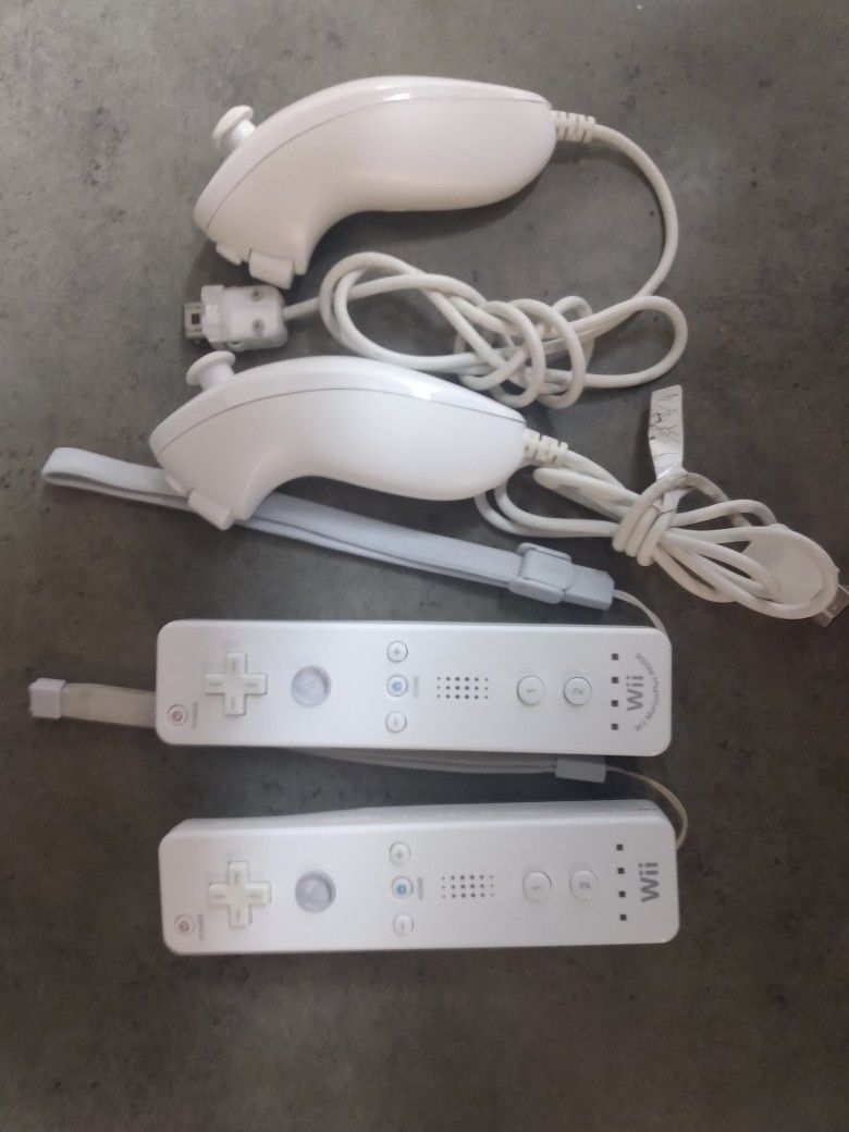 Nintendo Wii Console Bundle in good condition, 2 Controllers, 2