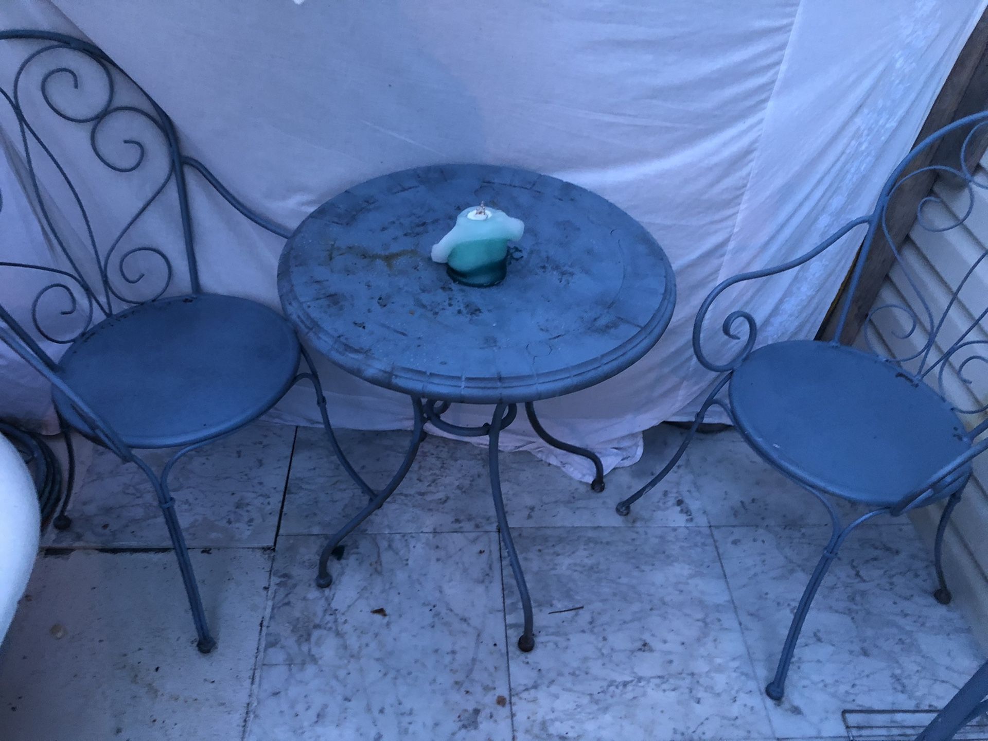 Patio set with a rack and three frogs asking 50cash for all of it