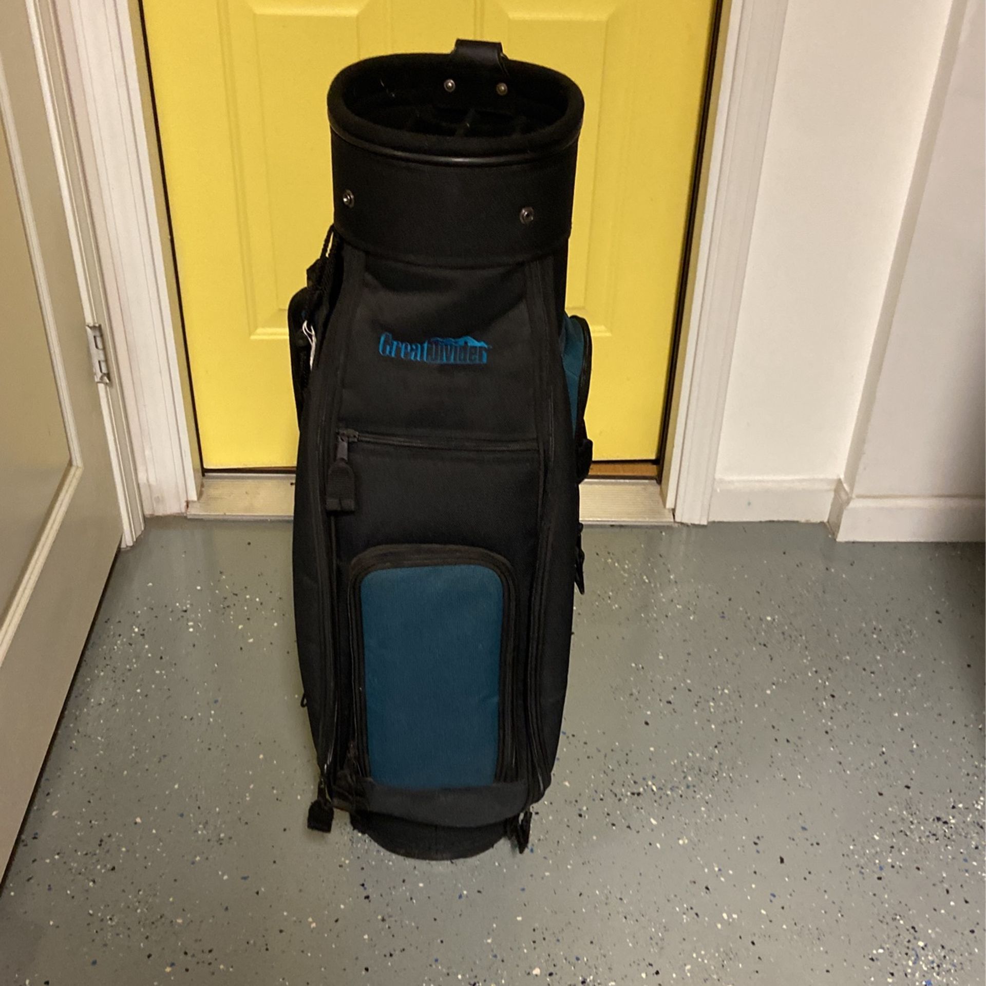 A Great Divider Golf Bag