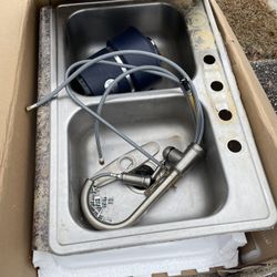 *Pending Pick up* FREE Sink/faucet/garbage disposal