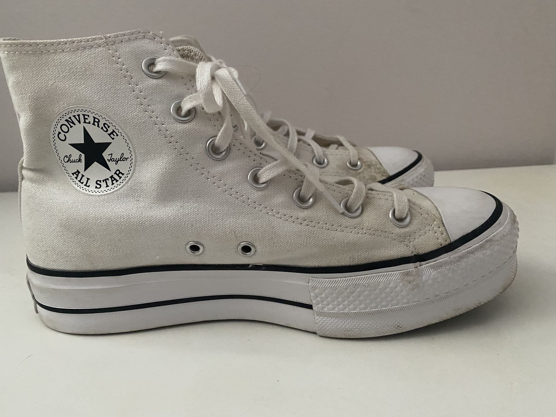 Converse Women’s Chuck Taylor All Star Lift Platform Size 9