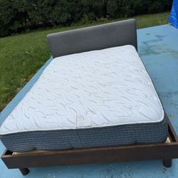 Very Beautiful Queen Size Oak Wood Bed very beautiful mattress both  In Great Condition 