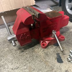 Swivel Vise With Anvil And Pipe 