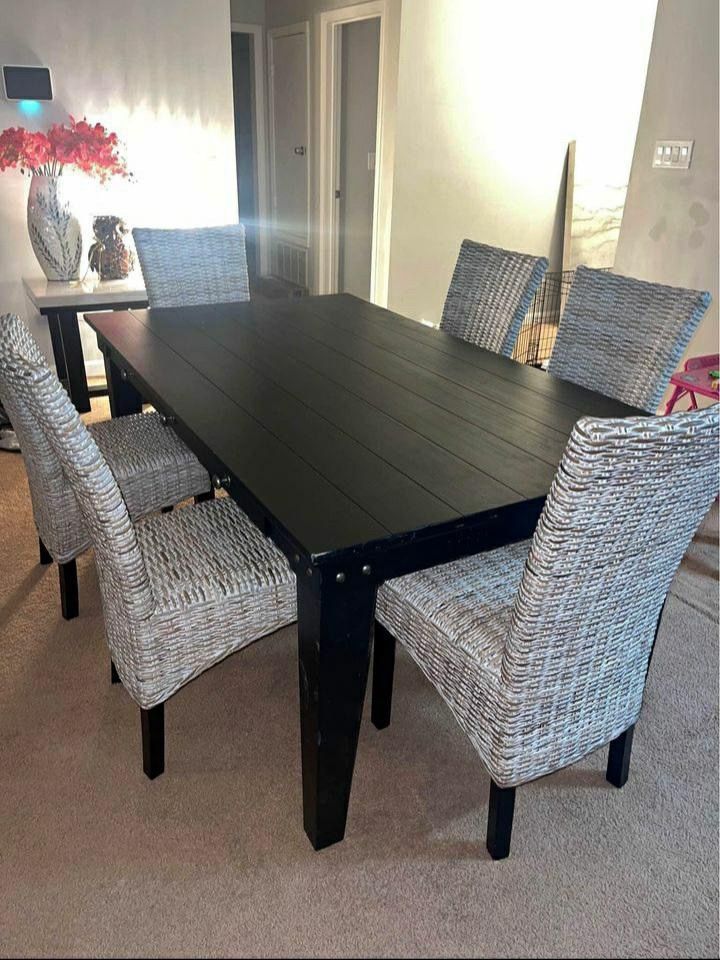 Black Table N Chairs 