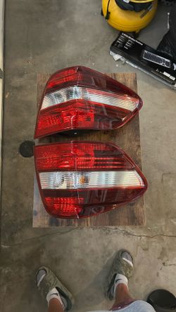 Mercedes-Benz ML350 tail lights