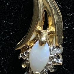 14k gold made in Italy Opal and diamond necklace