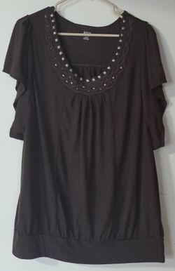 1X a.n.a Brown Short Sleeve Scoop Neck Top with Beaded Trim Women's Top
