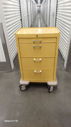 "Metro" The Best Brand in Hospital Carts. Extra Clean inside the drawers and outside. In a brand new like condition.