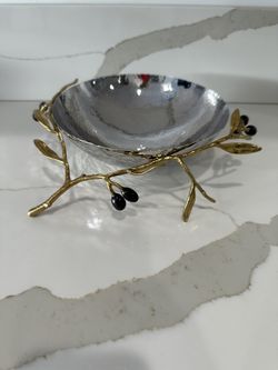 Olive Branch Medium Serving Bowl in Gold
