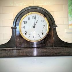 Beautiful 1800s or early 1900s Seth Thomas antique adamantine mantle clock. Seems to run well, but due to its age need to sell as is. Lovely gong chim