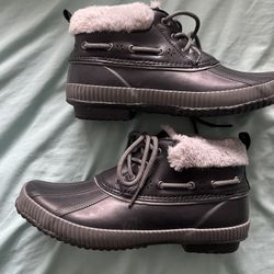 Women’s Size 9 Waterproof Boots