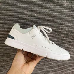On Running The Roger Advantage in White/Juniper 