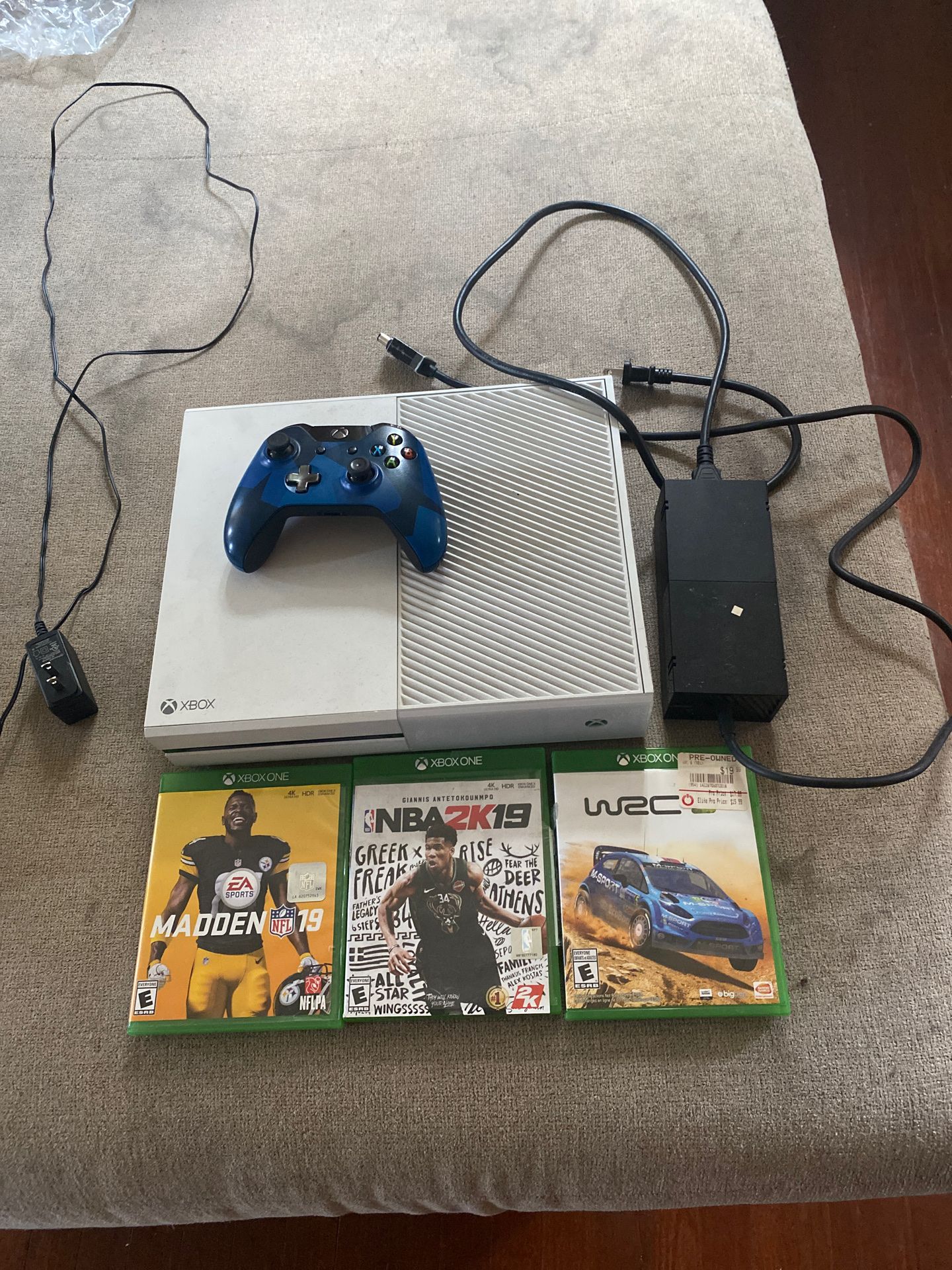 Xbox one console with 4 games (including 2K20) with controller