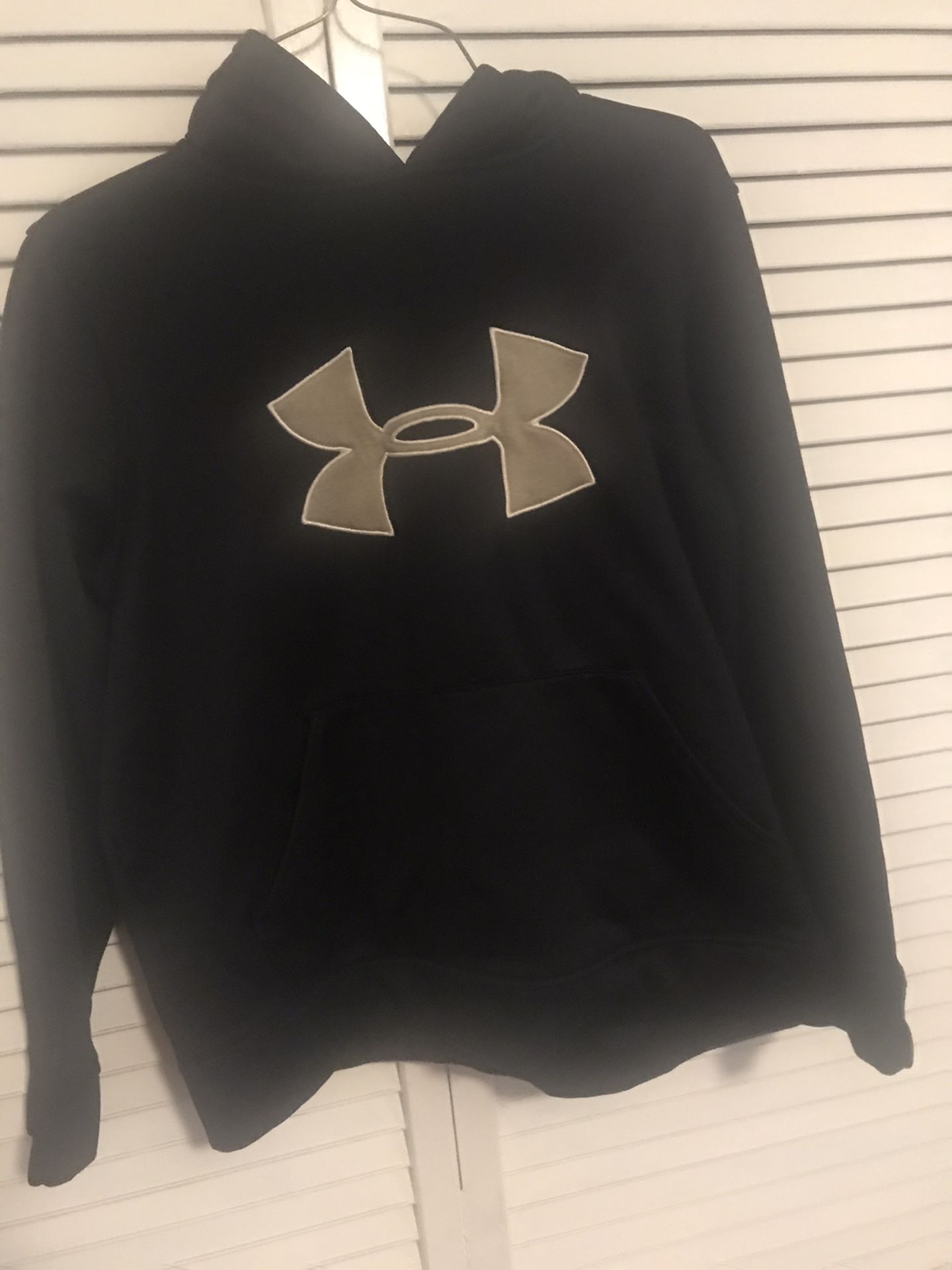 Boys medium under armour hoodie