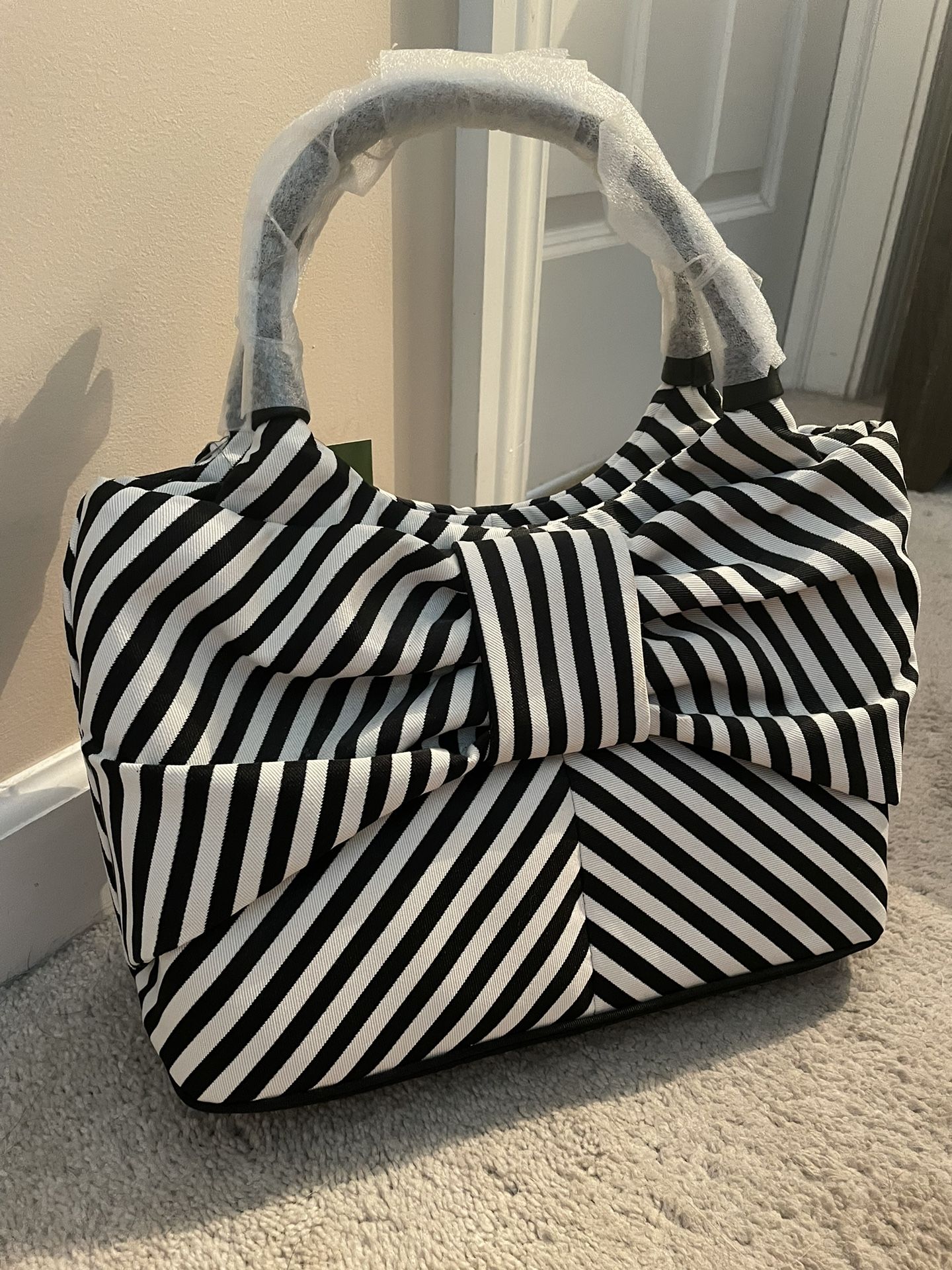 NEW *tags on* Kate Spade Purse (perfect Christmas Gift!!)