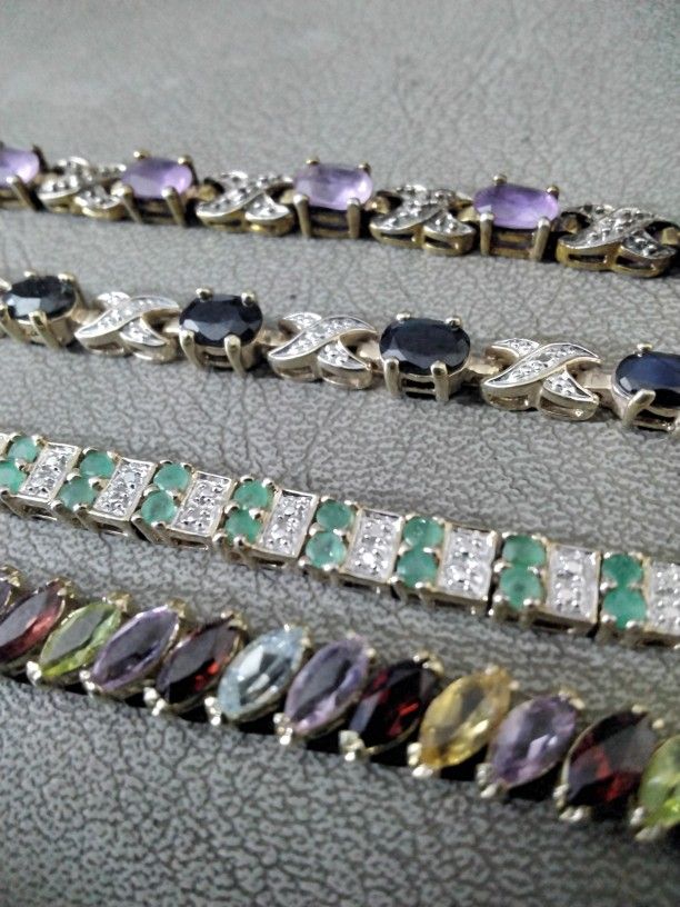 4 Bracelets 