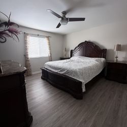 King Wood Bedroom Set