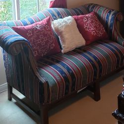 Elegant vintage Sofa without Pillows 