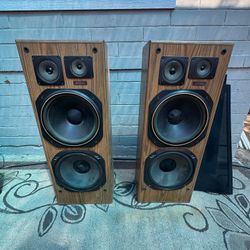Pair of vintage Sony SS-U501 floor-standing speakers.