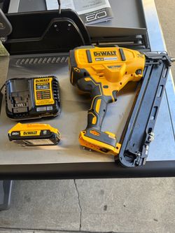 20V MAX XR Lithium-Ion Cordless 15-Gauge Angled Finish Nailer (Tool Only)