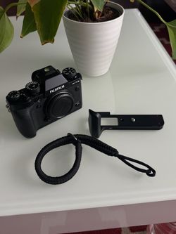 Fujifilm X-T3 w/ Extras (Battery + Charger, Hand Grip, Strap)