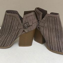 Qupid zip-back beige peep-toe heeled booties, size 9, NEW.
