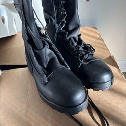 BRAND NEW IN BOX SZ 8 BOOTS