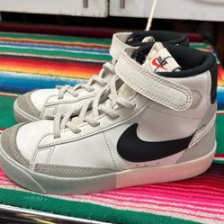 Nike Tennis Shoes Size 2 Youth